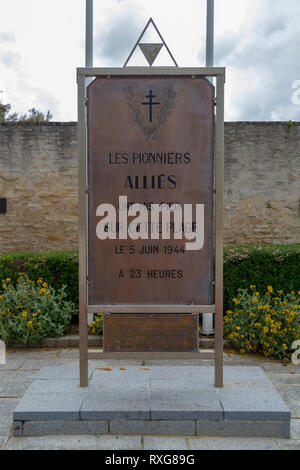 Monumento a la primera libertadores tocar suelo francés el día D (11pm el 5 de junio de 1944, de hecho), la Place du Courbet, Hermanville-sur-Mer, Normandía, Francia. Foto de stock