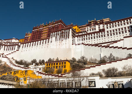 Palacio Potala en Lhasa, Tibet - un espectacular palacio ubicado en una ladera, que alguna vez fue el hogar del Dalai Lama y es ahora una de las principales atracciones turísticas. Foto de stock