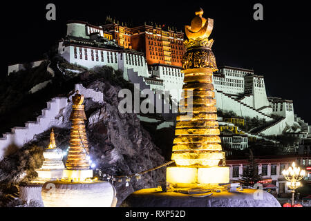 Vista de noche del iluminado Palacio Potala en Lhasa, ciudad vieja, en el Tíbet, China Foto de stock