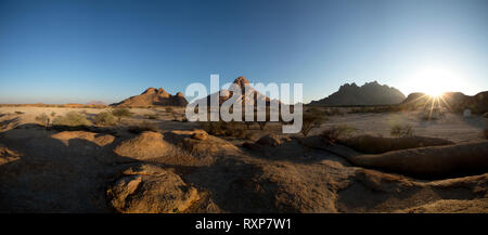 Una imagen panorámica del amanecer sobre el Spitzkoppe, en Namibia.
