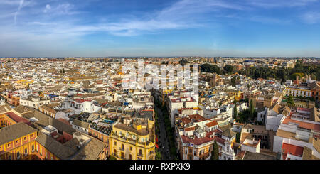 Vista aérea de la ciudad de Sevilla en el tejado de la catedral, Andalucía, España