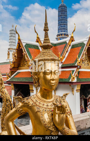 Estatua de un kinnara (criatura mitológica, mitad pájaro, mitad hombre) en el Wat Phra Kaew (Templo del Buda de Esmeralda), el Grand Palace, Bangkok, Tailandia.
