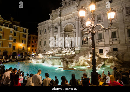 Buonasera Roma, la Fontana de Trevi es el corazón de Roma, una maravilla barroca de agua, sonido y escultura.