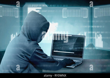 Hacker en negro hoodie utilizando el portátil en el escritorio para hackear el sistema con código binario y cargar el malware con pantalla virtual código binario, bar Foto de stock