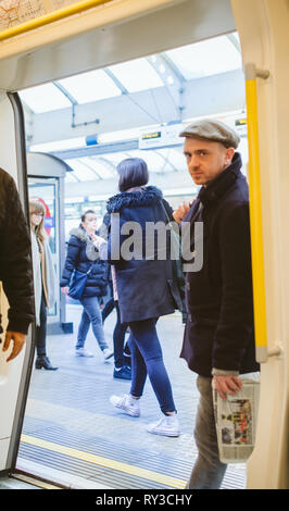 Londres, Reino Unido - 10 Mar 2017: El Hombre entrar en el metro de Londres en la estación de metro de vagón Foto de stock