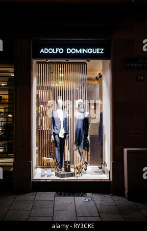 viudo seguro Serpiente Estrasburgo, Francia - 23 Dec, 2017: Adolfo Domínguez moda compras de la  tienda de cristal en la noche con varón mujer maniquíes vestidos de moda  ropa de lujo Fotografía de stock - Alamy