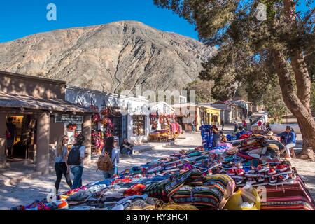 Calle de Purmamarca la ciudad con artesanías tradicionales tenderetes de  ropa - Purmamarca, Jujuy, Argentina Fotografía de stock - Alamy