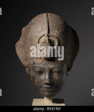 Jefe de Amenhotep III vistiendo la corona azul, c. 1391-1353 BC. Egipto, Nuevo Reino, dinastía 18, el reinado de Amenhotep III. Granodiorita; total: 39,1 x 30,3 x 27,7 cm (15 3/8 x 11 15/16 x 10 7/8"