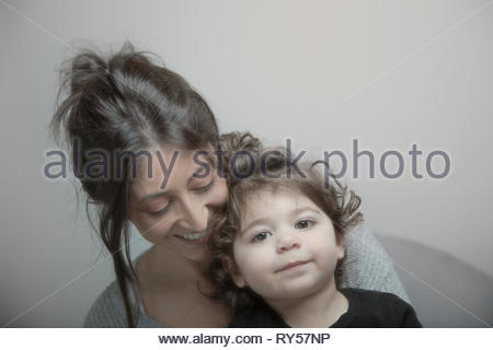 Lindo retrato Niño niña Latina con la madre