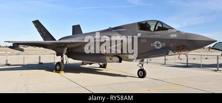 Un Marine Corps B F-35 Joint Strike Fighter (Lightning II). Este F-35 STOVL pertenece a VMFA-211, asignada a la U.S.S. Essex.