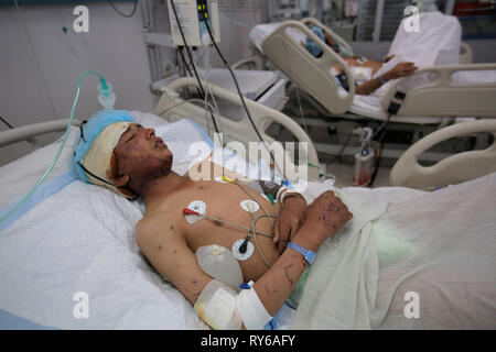 Sanaa, Yemen. 12 Mar, 2019. Los hombres yemeníes reciben tratamiento de las heridas sufridas durante un ataque aéreo informó en un hospital. Huelgas en Yemen mató a 22 personas durante un período de 48 horas a principios de esta semana, incluyendo una docena de niños, según la ONU. Crédito: Hani Al-Ansi/dpa/Alamy Live News Foto de stock
