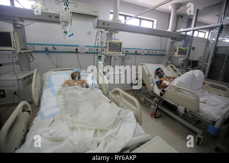 Sanaa, Yemen. 12 Mar, 2019. Los hombres yemeníes reciben tratamiento de las heridas sufridas durante un ataque aéreo informó en un hospital. Según la ONU, un periodo de 48 horas las huelgas mató a 22 personas, incluyendo una docena de niños, a principios de esta semana. Crédito: Hani Al-Ansi/dpa/Alamy Live News Foto de stock