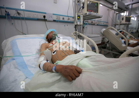 Sanaa, Yemen. 12 Mar, 2019. Un hombre yemenita recibe tratamiento de heridas sufridas durante un ataque aéreo informó en un hospital. Según la ONU, un periodo de 48 horas las huelgas mató a 22 personas, incluyendo una docena de niños, a principios de esta semana. Crédito: Hani Al-Ansi/dpa/Alamy Live News Foto de stock