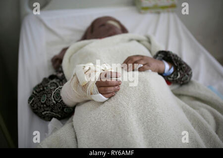 Sanaa, Yemen. 12 Mar, 2019. Una mujer yemenita recibe tratamiento de heridas sufridas durante un ataque aéreo informó en un hospital. Según la ONU, un periodo de 48 horas las huelgas mató a 22 personas, incluyendo una docena de niños, a principios de esta semana. Crédito: Hani Al-Ansi/dpa/Alamy Live News Foto de stock