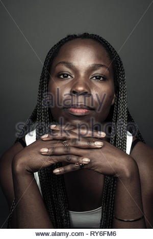 Retrato seguros hermosa Afroamericana con largas trenzas negras
