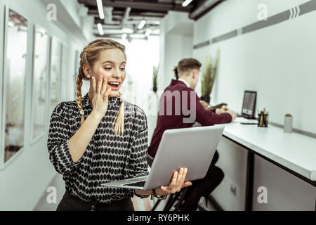 Luz sorprendió pelirroja mujer trabajador de oficina siendo expresivo durante la conversación