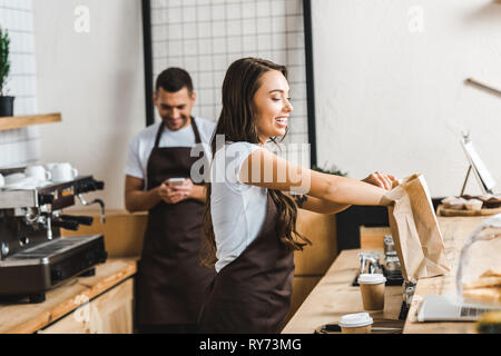 hermosa mujer en un marrón delantal cocina interior moderno estilo vaso de  agua 23668146 Foto de stock en Vecteezy