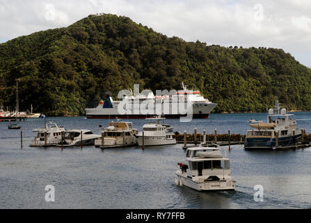 La InterIslander dejando Picton a cruzar el Estrecho de Cook, conexión de Nueva Zelanda Islas del Norte y del Sur. El ferry transporta pasajeros y carga. Foto de stock