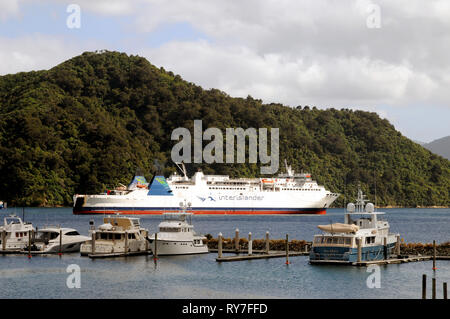 La InterIslander dejando Picton a cruzar el Estrecho de Cook, conexión de Nueva Zelanda Islas del Norte y del Sur. El ferry transporta pasajeros y carga. Foto de stock