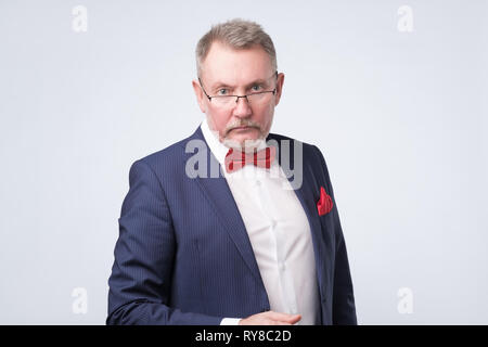 Altos Hombre con camisa azul y palo diciendo hola, agitando Altos Hombre con camisa azul y palo diciendo hola, agitando