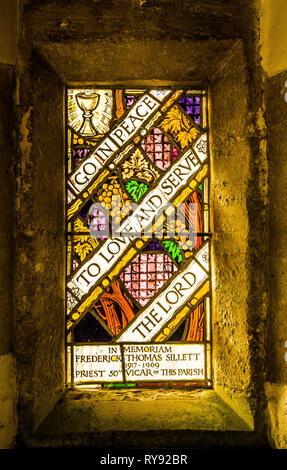 Una ventana de dedicación en el pórtico de la iglesia de Santa María la Virgen en Wotton bajo Borde Gloucestershire