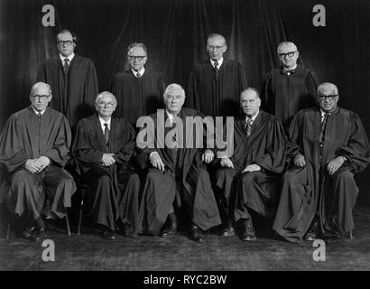 Un retrato de grupo de 1976 sentarse a los magistrados de la Corte Suprema de EE.UU. William J. Brennan, Jr.; Byron R. White; Harry A. Blackmun; William H. Rehnquist; Potter Stewart; Thurgood Marshall; Lewis F. Powell Jr.; John Paul Stevens, III; y el Jefe de Justicia Warren E. Burger.