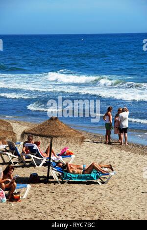 Vista elevada de turistas relajándose en la Playa de Las Cañas Beach, Marbella, provincia de Málaga, Andalucía, España, Europa Occidental. Foto de stock