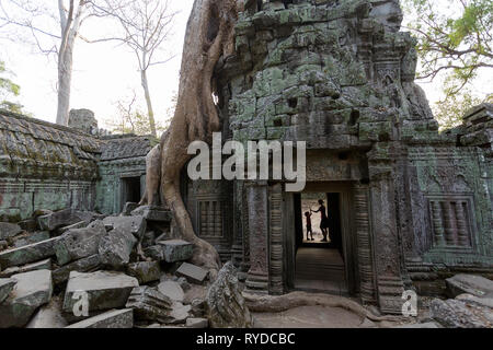 Ta Prohm familia visitando el antiguo templo en la zona arqueológica de Angkor en Camboya