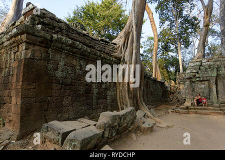 Ta Prohm familia visitando el antiguo templo en la zona arqueológica de Angkor en Camboya