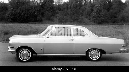 Transporte / Transporte, automóviles, variantes del vehículo, Opel Rekord un coupe, vista lateral, Alemania, 1963-Clearance-Info Additional-Rights-Not-Available Foto de stock