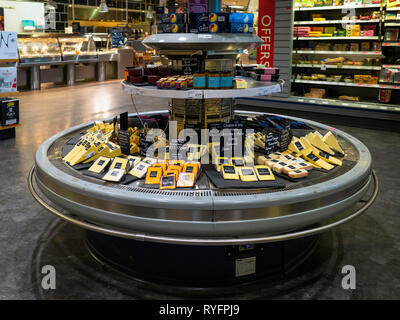 Visualización del contador de queso de autoservicio en tiendas supermercado Ripon North Yorkshire Inglaterra Foto de stock