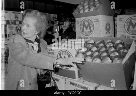 La Sra. Thatcher en Bradford y Leeds 1987 Foto de stock