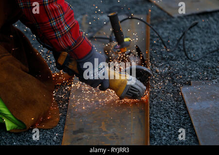 Trabajador de la construcción que trabajan en obras de construcción. Sierra circular. Trondheim. Noruega. Foto de stock