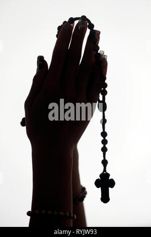 Mujer católica rezando el rosario y el crucifijo, Vietnam, Indochina, en el  sudeste de Asia, Asia Fotografía de stock - Alamy