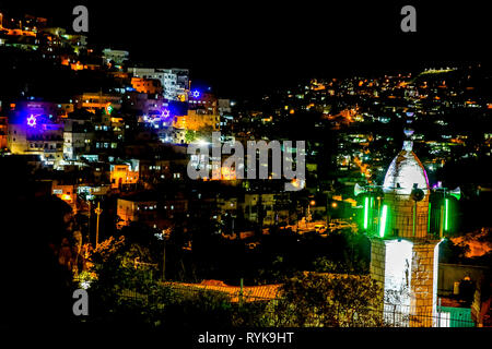 Silwan, un barrio de Jerusalén, disputada en la noche. Israel. Foto de stock