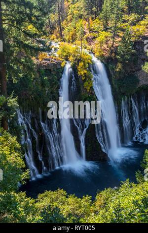 Cascada, a largo plazo, McArthur-Burney imagen cae Memorial State Park, California, EE.UU. Foto de stock