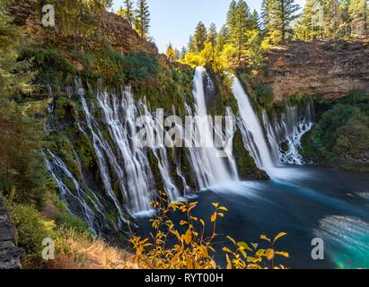 Cascada, a largo plazo, McArthur-Burney imagen cae Memorial State Park, California, EE.UU. Foto de stock