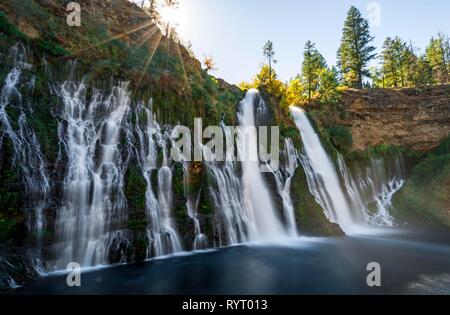 Cascada, a largo plazo, McArthur-Burney imagen cae Memorial State Park, California, EE.UU. Foto de stock