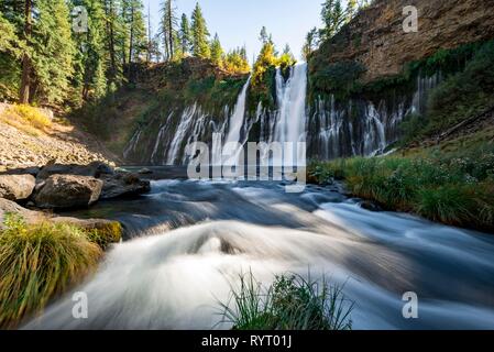 Cascada, a largo plazo, McArthur-Burney imagen cae Memorial State Park, California, EE.UU. Foto de stock