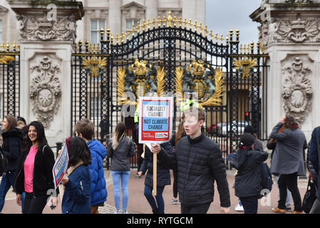 El Palacio de Buckingham, Londres, Reino Unido. 15 Mar, 2019. Miles de jóvenes y niños en edad escolar en Londres en protesta por el cambio climático. Crédito: Matthew Chattle/Alamy Live News