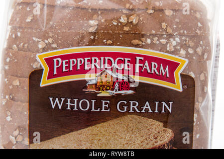 Winneconne, WI - 10 de marzo de 2019: una hogaza de pan de grano entero Pepperidge sobre un fondo aislado Foto de stock