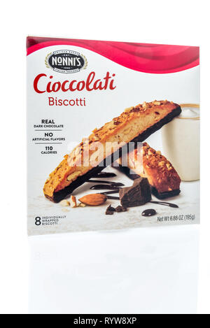 Winneconne, WI - 10 de marzo de 2019: un paquete de Nonnis cioccolit biscotti sobre un fondo aislado Foto de stock