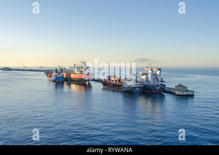 Gibraltar, Territorio Británico de Ultramar - Noviembre 8, 2018: el puerto y la bahía de Gibraltar con buques comerciales OBO-Carrier SKS Tanaro, químico Ta Foto de stock
