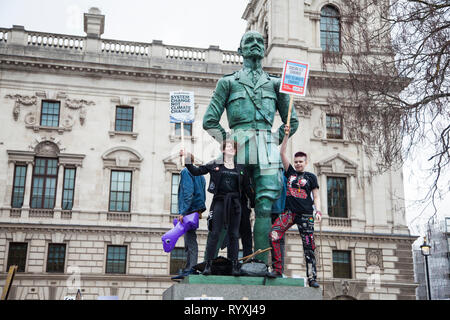 Londres, Reino Unido. 15 Mar, 2019. Miles de estudiantes y jóvenes protesta en Londres como parte de la huelga de la juventud para el clima marchas: Crédito de la gota de tinta/Alamy Live News