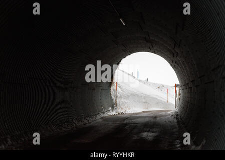 Salida del túnel con el fin de alto a lo largo de la carretera de nieve,condiciones invernales en la carretera de montaña