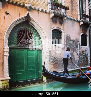 Gondola pasando el Palazzo puerta. Venecia. Italia. Foto de stock