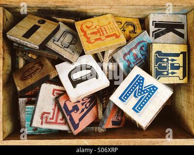 Colección de cartas de madera en caja de madera.
