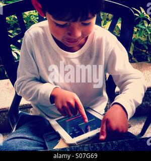 Kid jugar tablet Foto de stock