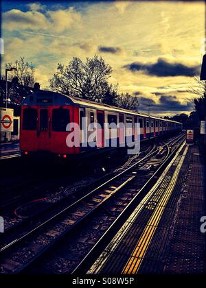 Tubo en tren de Ealing Common, London, UK