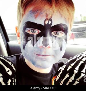 Chico con cara pintada batman Fotografía de stock - Alamy